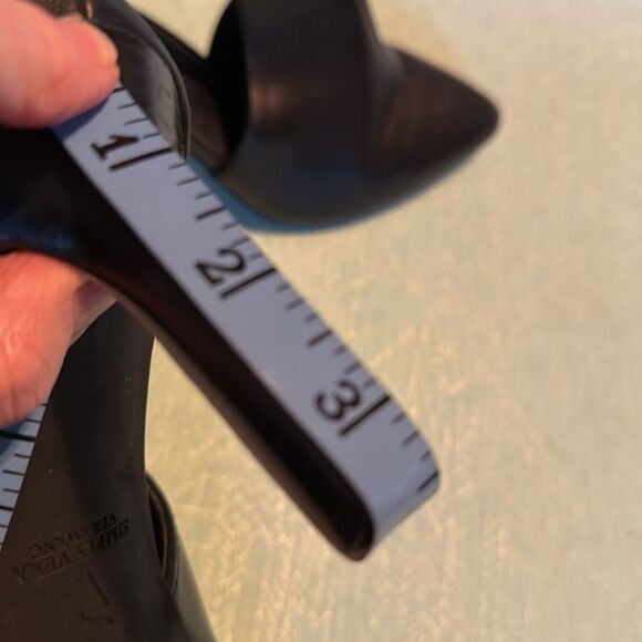 Simply Vera Wang Finch black 3.5” heel shoe 8.5 stretch strap,leather upper - Picture 4 of 10